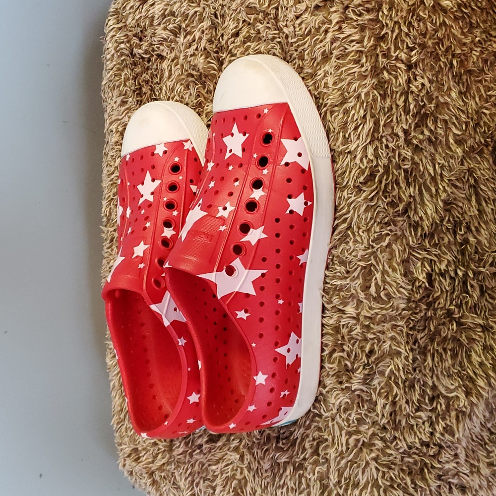 Native shoes size women 7